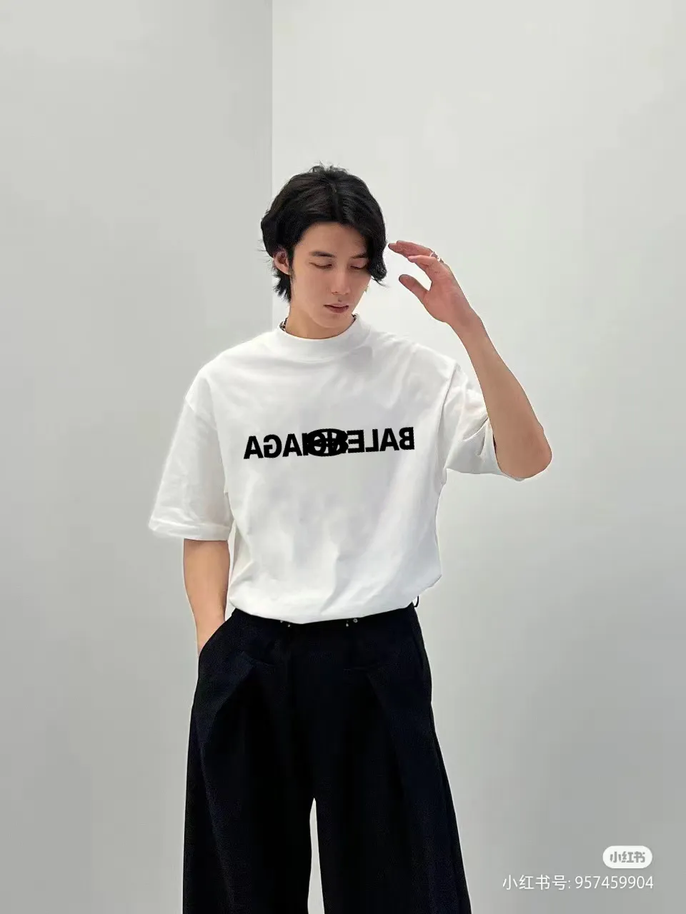 P80✨🔥 BALENCIAGA Paris lettering printed short-sleeved T-shirt. Custom-woven and dyed 300 grams of combed cotton heavyweight fabric. Zero color difference in threads. Perfect details. Different from the current currency version. Welcome to compare. Same Style for men and women. Must-sell in the picture above. Color: White Black Size: 1 2 3 4